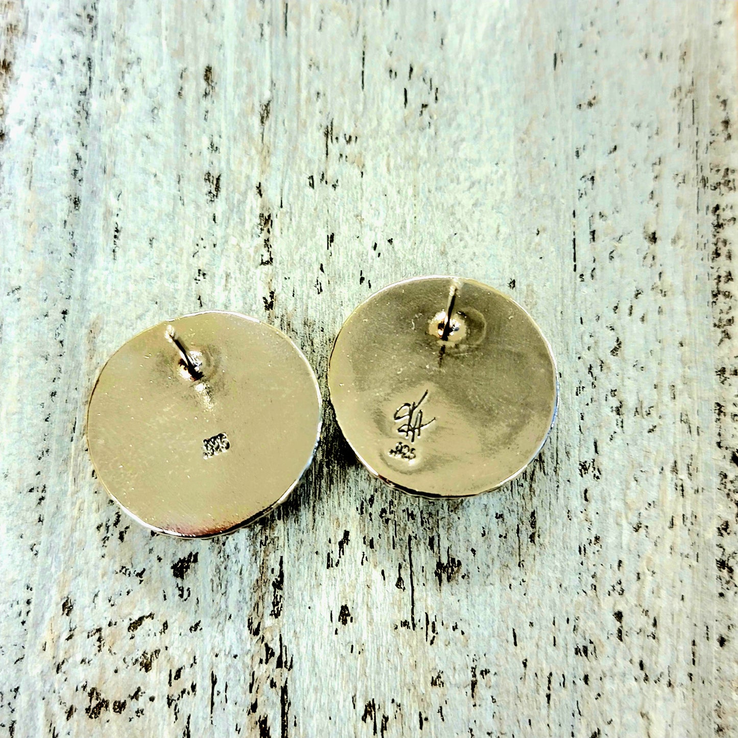 White Buffalo Rounder Studs